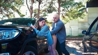 تعطلت سيارتها على جانب الطريق سكس على الطريق